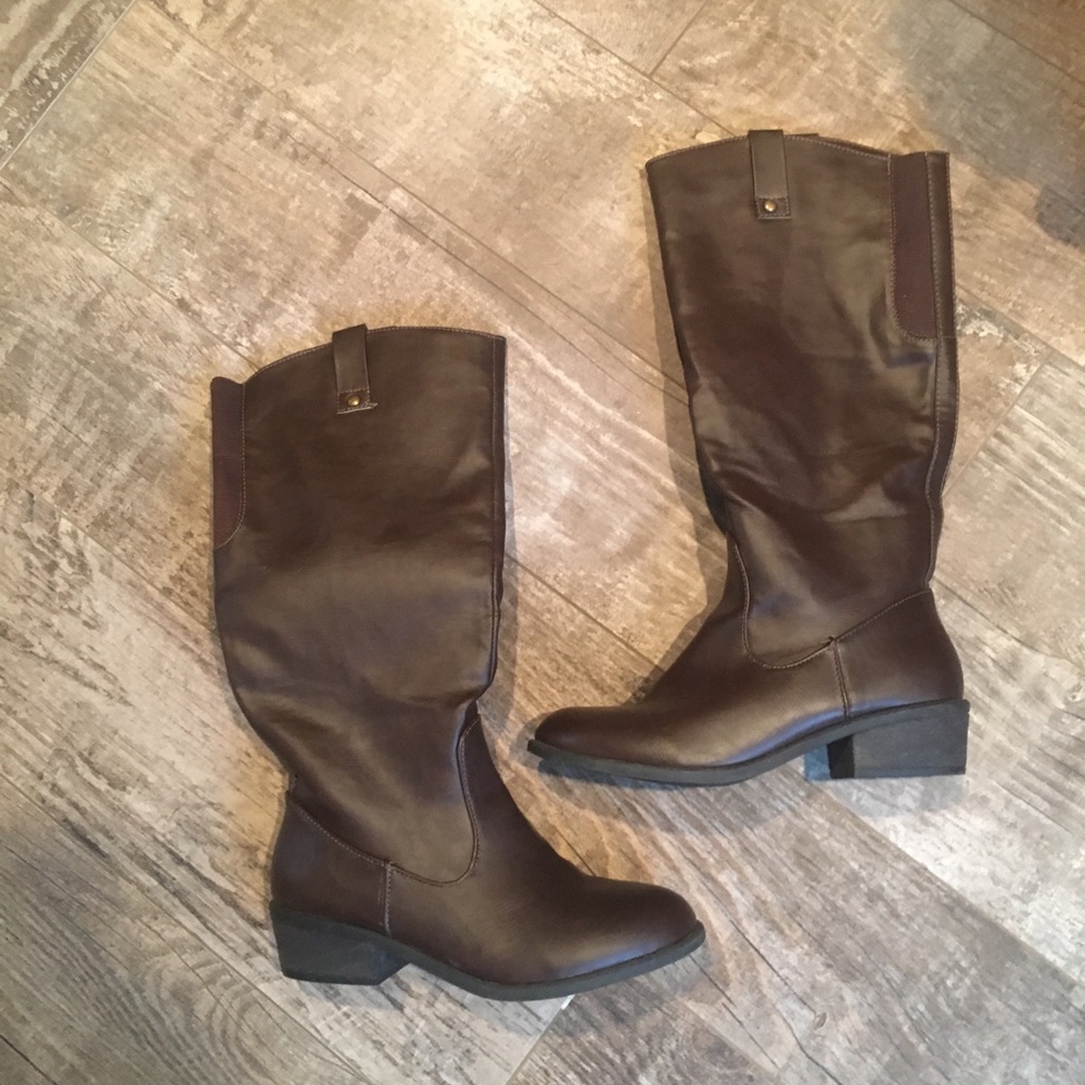 Pink and pepper tall brown boots size  61/2